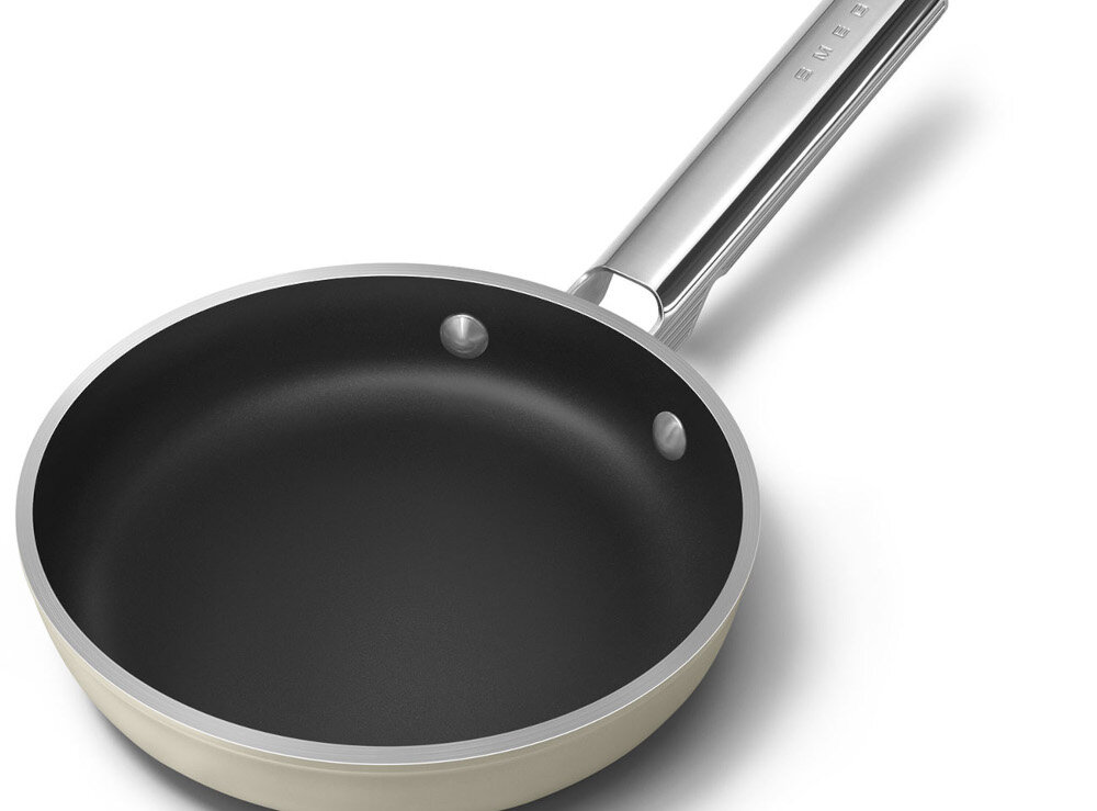 Patelnia SMEG 50's Style FPF2002CRM 20 cm Do małych porcji Średnica 20 cm przygotowywaniu pojedynczych porcji lub dań dla dwóch osób