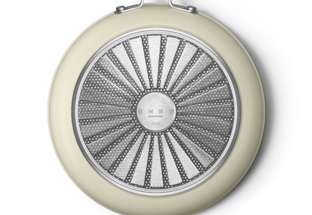 Patelnia SMEG 50's Style FPF2002CRM 20 cm Równomierne nagrzewanie równomierne rozprowadzanie ciepła potrawy smażą się równomiernie, bez przypaleń i niedosmażonych miejsc