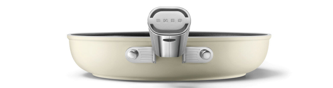 Patelnia SMEG 50's Style FPF2002CRM 20 cm Bezpieczny i stabilny uchwyt Uchwyt ze stali nierdzewnej pewny chwyt i wygodne podnoszenie
