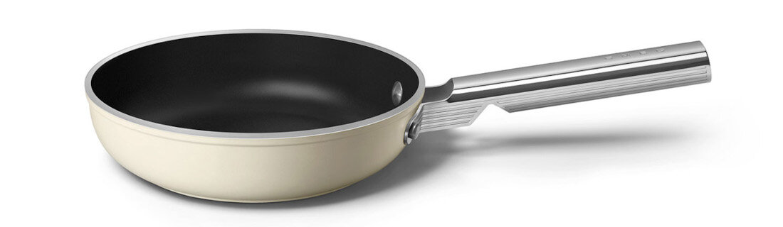 Patelnia SMEG 50's Style FPF2002CRM 20 cm  Uniwersalne zastosowanie ze wszystkimi rodzajami płyt grzewczych w piekarniku do 250°C w tym indukcyjnych