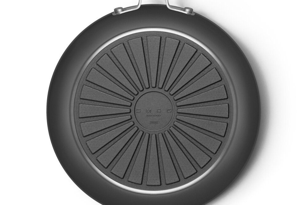 Patelnia SMEG 50's Style FPF2002BLM 20 cm Równomierne nagrzewanie równomierne rozprowadzanie ciepła potrawy smażą się równomiernie, bez przypaleń i niedosmażonych miejsc