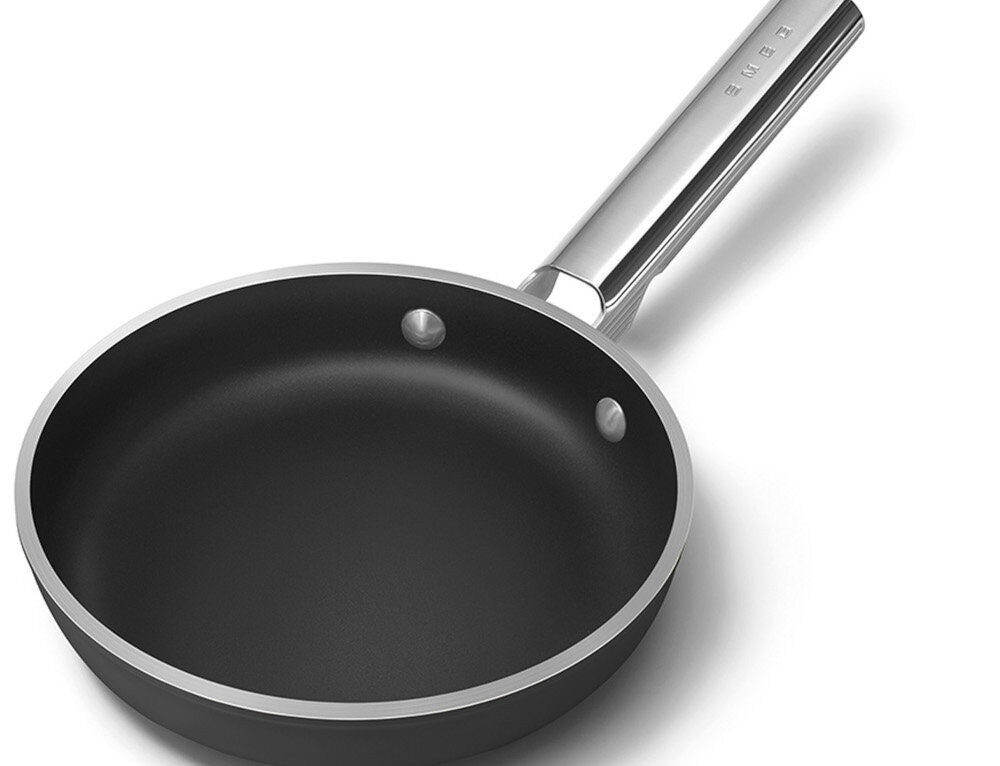 Patelnia SMEG 50's Style FPF2002BLM 20 cm Szybkie i łatwe czyszczenie Nieprzywierająca powierzchnia Czyszczenie zajmuje mało czasu 