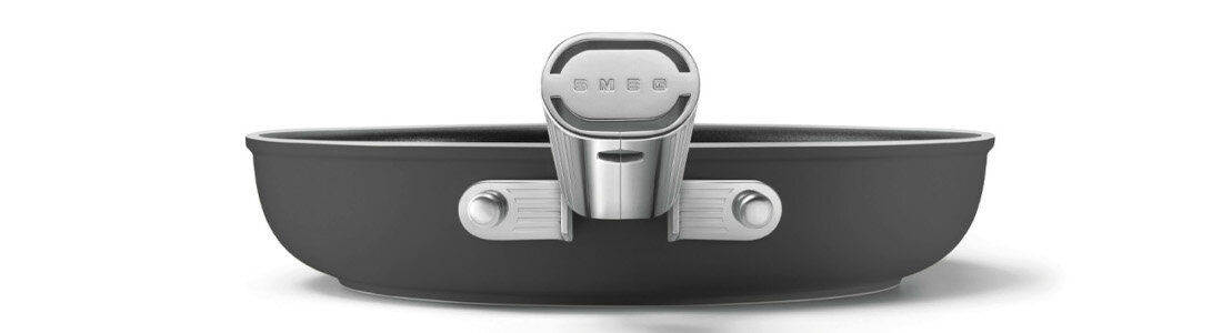 Patelnia SMEG 50's Style FPF2002BLM 20 cm Bezpieczny i stabilny uchwyt Uchwyt ze stali nierdzewnej pewny chwyt i wygodne podnoszenie