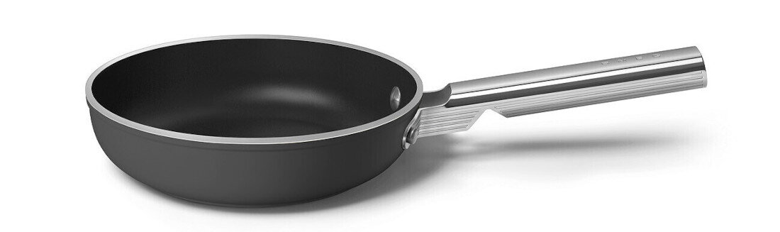 Patelnia SMEG 50's Style FPF2002BLM 20 cm  Uniwersalne zastosowanie ze wszystkimi rodzajami płyt grzewczych w piekarniku do 250°C w tym indukcyjnych