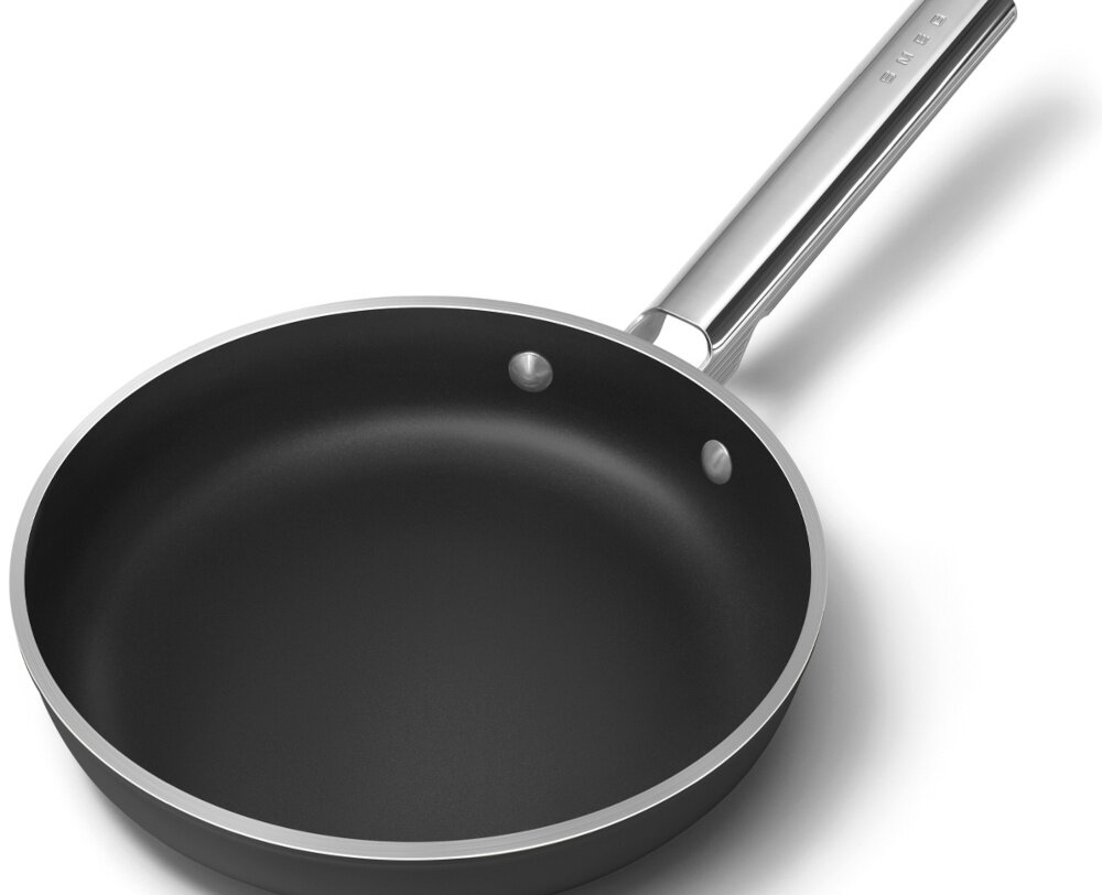 Patelnia SMEG 50's Style FPF2402BLM 24 cm Bezpieczna powłoka ceramiczna Powłoka ceramiczna bez PFAS posiłki bez obaw o szkodliwe substancje Gładka powierzchnia 