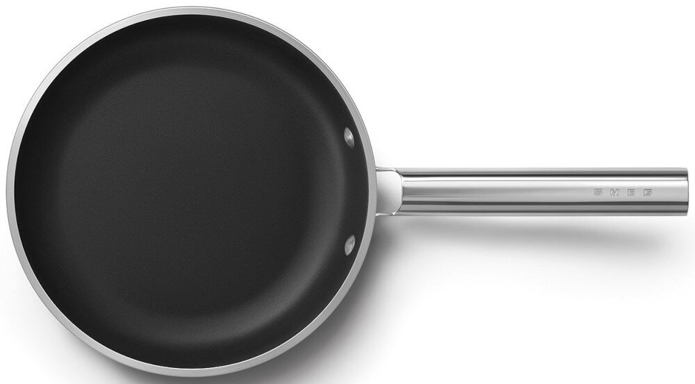 Patelnia SMEG 50's Style FPF2402BLM 24 cm Równomierne smażenie potraw  dno równomiernie rozprowadza ciepło po całej powierzchni