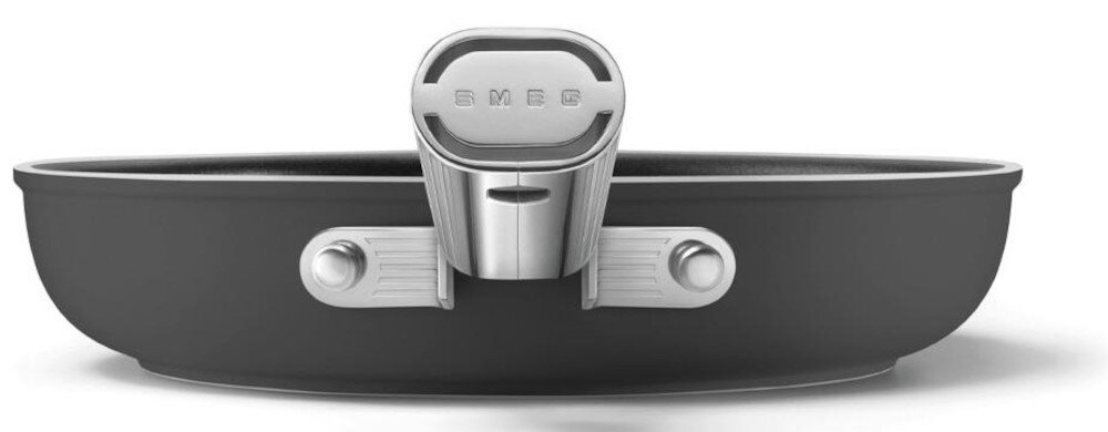 Patelnia SMEG 50's Style FPF2402BLM 24 cm Komfortowy uchwyt w dłoni Ergonomiczny uchwyt ze stali nierdzewnej pewny chwyt i wygodne przenoszenie