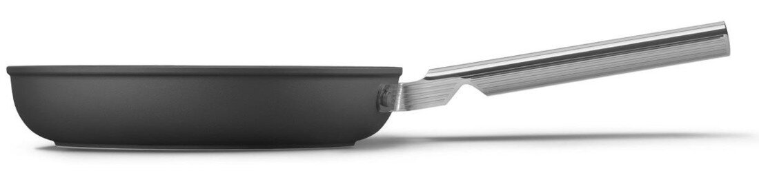 Patelnia SMEG 50's Style FPF2402BLM 24 cm Uniwersalne zastosowanie Niska ścianka i płaska powierzchnia jajek, mięsa, ryb czy warzyw posiłki