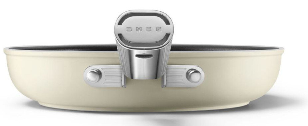 Patelnia SMEG 50's Style FPF2402CRM 24 cm Komfortowy uchwyt w dłoni Ergonomiczny uchwyt ze stali nierdzewnej pewny chwyt i wygodne przenoszenie
