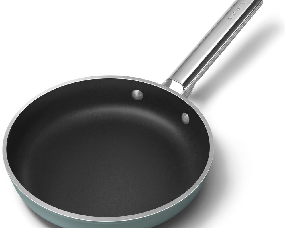 Patelnia SMEG 50's Style FPF2402EGM 24 cm Bezpieczna powłoka ceramiczna Powłoka ceramiczna bez PFAS posiłki bez obaw o szkodliwe substancje Gładka powierzchnia 