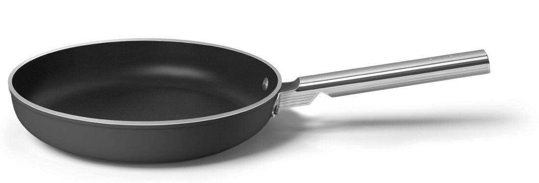 Patelnia SMEG 50's Style FPF2802BLM 28 cm Bezpieczne materiały Brak PFAS, niklu i metali ciężkich wspiera świadome gotowanie posiłek jest bezpieczny dla całej rodziny