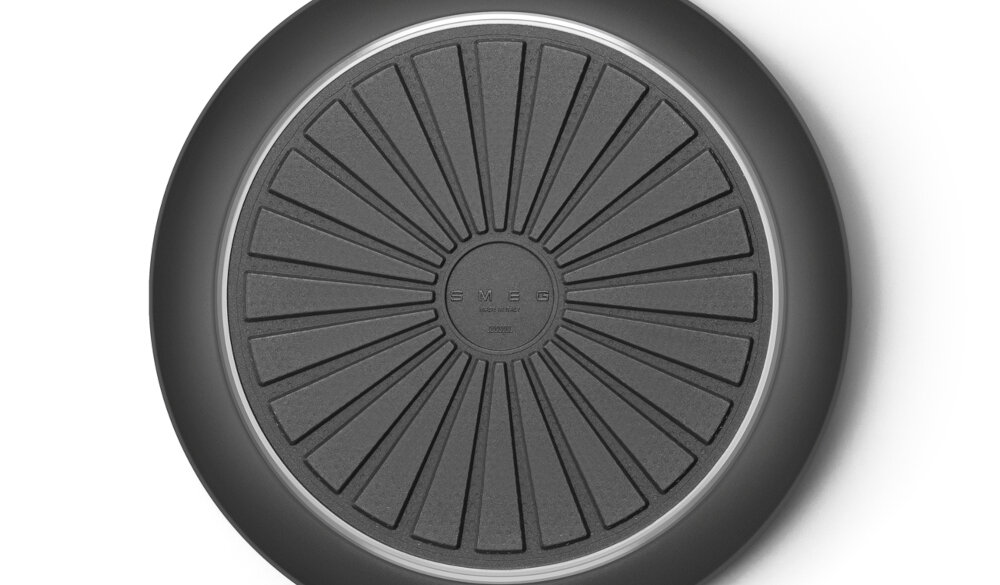 Patelnia SMEG 50's Style FPF2802BLM 28 cm Uniwersalne zastosowanie działa na wszystkich rodzajach kuchenek, w tym indukcyjnych w piekarniku do 250°C 