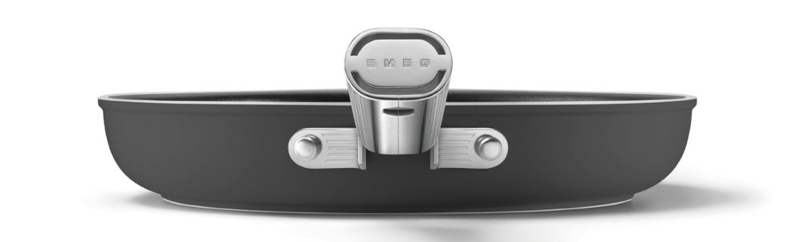 Patelnia SMEG 50's Style FPF2802BLM 28 cm Komfortowe użytkowanie Stalowy uchwyt dobrze leży w dłoni i ułatwia manewrowanie