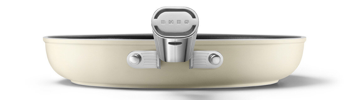 Patelnia SMEG 50's Style FPF2802CRM 28 cm Komfortowe użytkowanie Stalowy uchwyt dobrze leży w dłoni i ułatwia manewrowanie