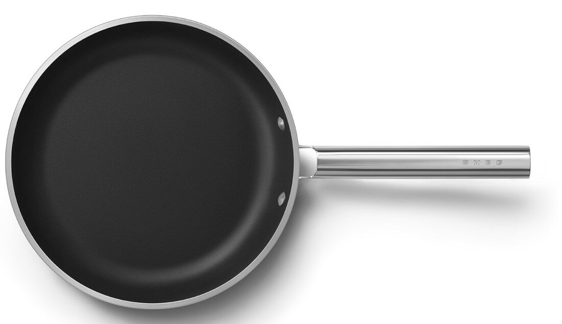 Patelnia SMEG 50's Style FPF2802EGM 28 cm Łatwe czyszczenie po użyciu Gładka powierzchnia wewnętrzna Wystarczy szybkie przetarcie