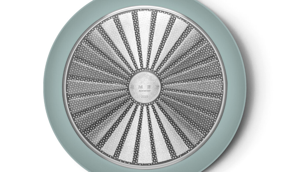 Patelnia SMEG 50's Style FPF2802EGM 28 cm Uniwersalne zastosowanie działa na wszystkich rodzajach kuchenek, w tym indukcyjnych w piekarniku do 250°C 