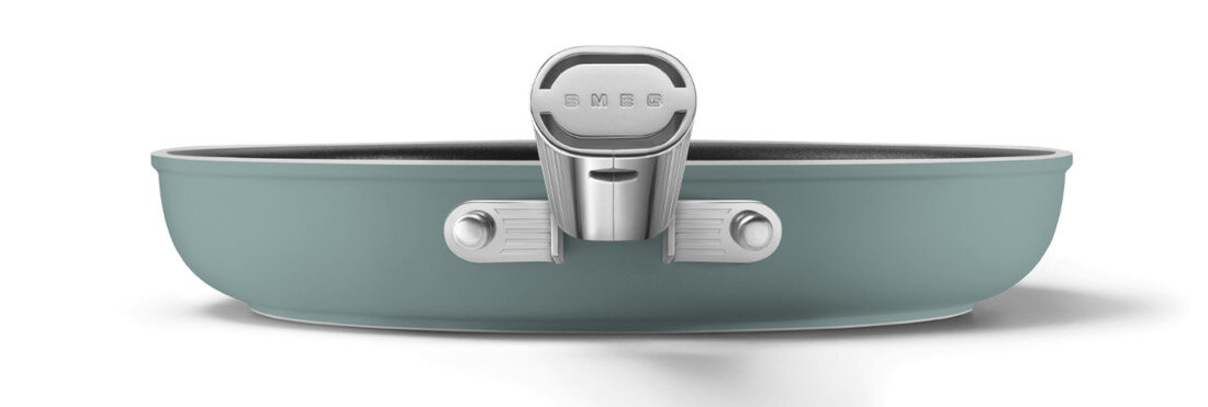 Patelnia SMEG 50's Style FPF2802EGM 28 cm Komfortowe użytkowanie Stalowy uchwyt dobrze leży w dłoni i ułatwia manewrowanie