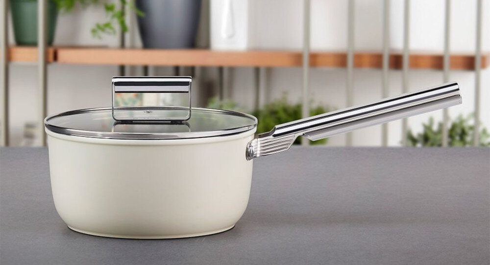 Rondel SMEG 50's Style SPF2012BLM 3.1L Pełna kontrola nad potrawą Wysokie ścianki i długi uchwyt wygodnie mieszać i przelewać