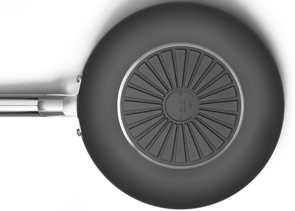 Patelnia wok SMEG WOF3002BLM 30 cm Uniwersalne zastosowanie działa na wszystkich typach kuchenek, także indukcyjnych  w piekarniku do 250°C