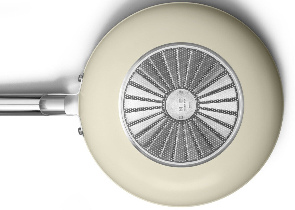Patelnia wok SMEG WOF3002CRM 30 cm Uniwersalne zastosowanie działa na wszystkich typach kuchenek, także indukcyjnych  w piekarniku do 250°C