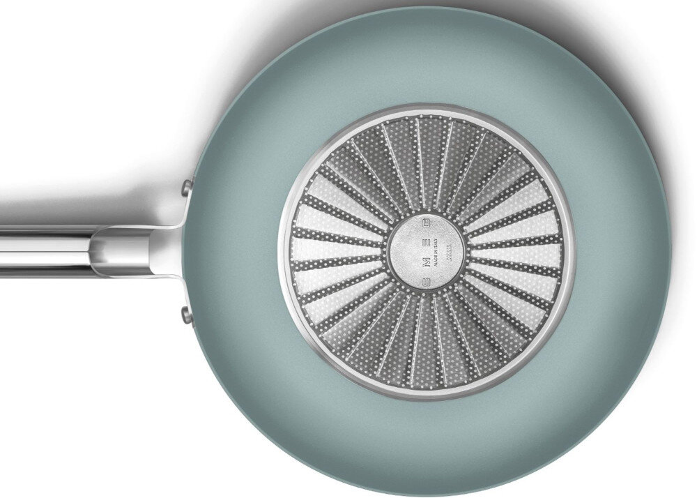 Patelnia wok SMEG WOF3002EGM 30 cm Uniwersalne zastosowanie działa na wszystkich typach kuchenek, także indukcyjnych  w piekarniku do 250°C