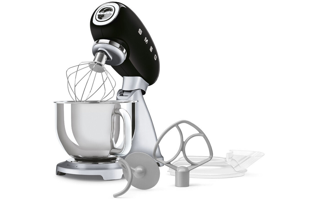 Czarno-stalowy robot kuchenny z misą ze stali nierdzewnej i trzema końcówkami do mieszania. Na obudowie widoczne jest logo \'SMEG\'.