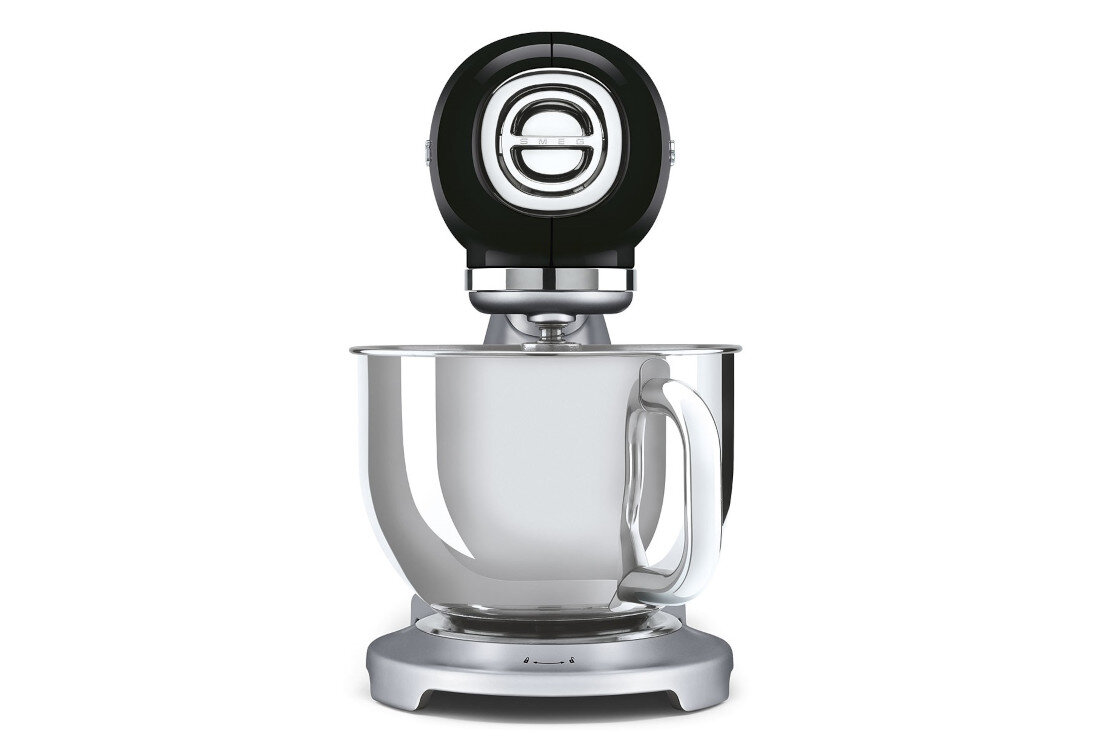 Czarno-stalowy robot kuchenny planetarny z dużą metalową misą i uchwytem. Na górze urządzenia widoczne jest logo producenta.