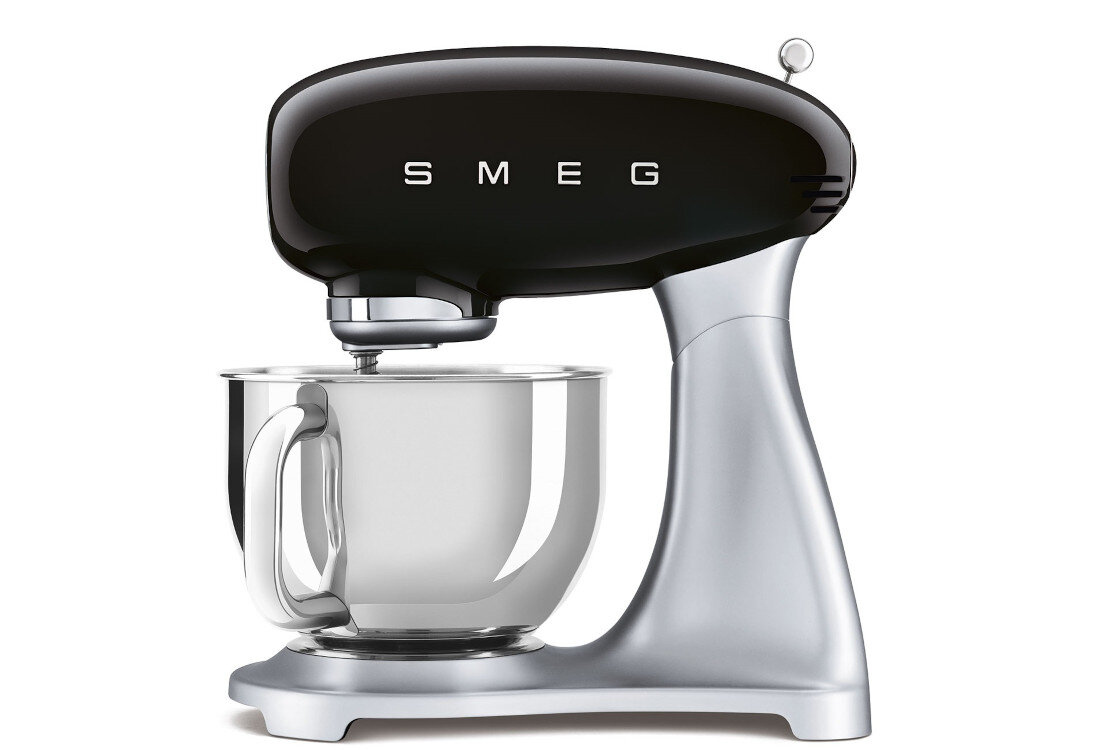 Czarno-stalowy robot kuchenny planetarny z logo \'SMEG\' na górze. Posiada metalową misę z uchwytem.
