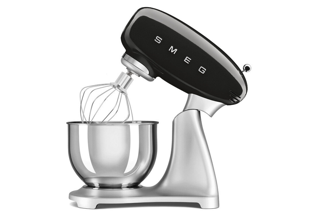 Czarno-stalowy robot kuchenny z misą i trzepaczką, na obudowie widoczne logo \'SMEG\'.