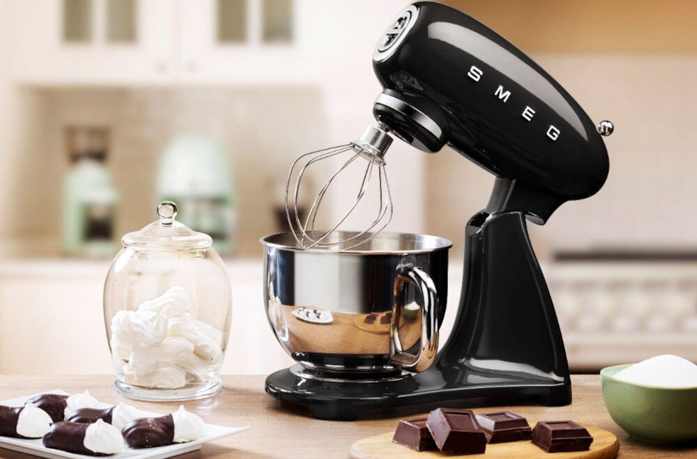 Robot kuchenny planetarny SMEG SMF05BLEU 1000W Czarny wygląd design prezentacja wizualizacja Wszechstronne wsparcie kuchni