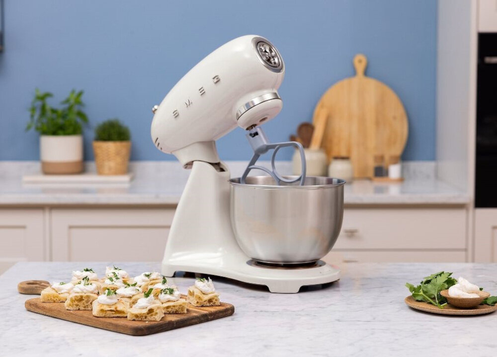 Robot kuchenny planetarny SMEG SMF05PKEU 1000W Różowy Moc i wydajna praca Silnik o mocy 1000 W od lekkich kremów po ciężkie ciasta