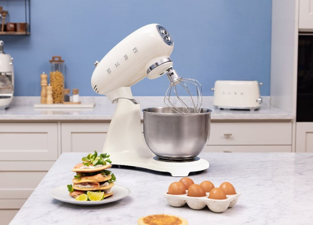 Robot kuchenny planetarny SMEG SMF05PKEU 1000W Różowy Precyzyjna regulacja prędkości Dziesięć poziomów obrotów dopasowanie praca Przewodnik prędkości