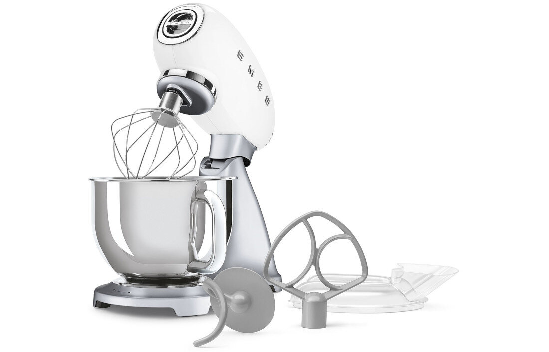 Robot kuchenny planetarny w kolorze biało-stalowym z misą i trzema końcówkami do mieszania. Na urządzeniu widoczne jest logo \'SMEG\'.