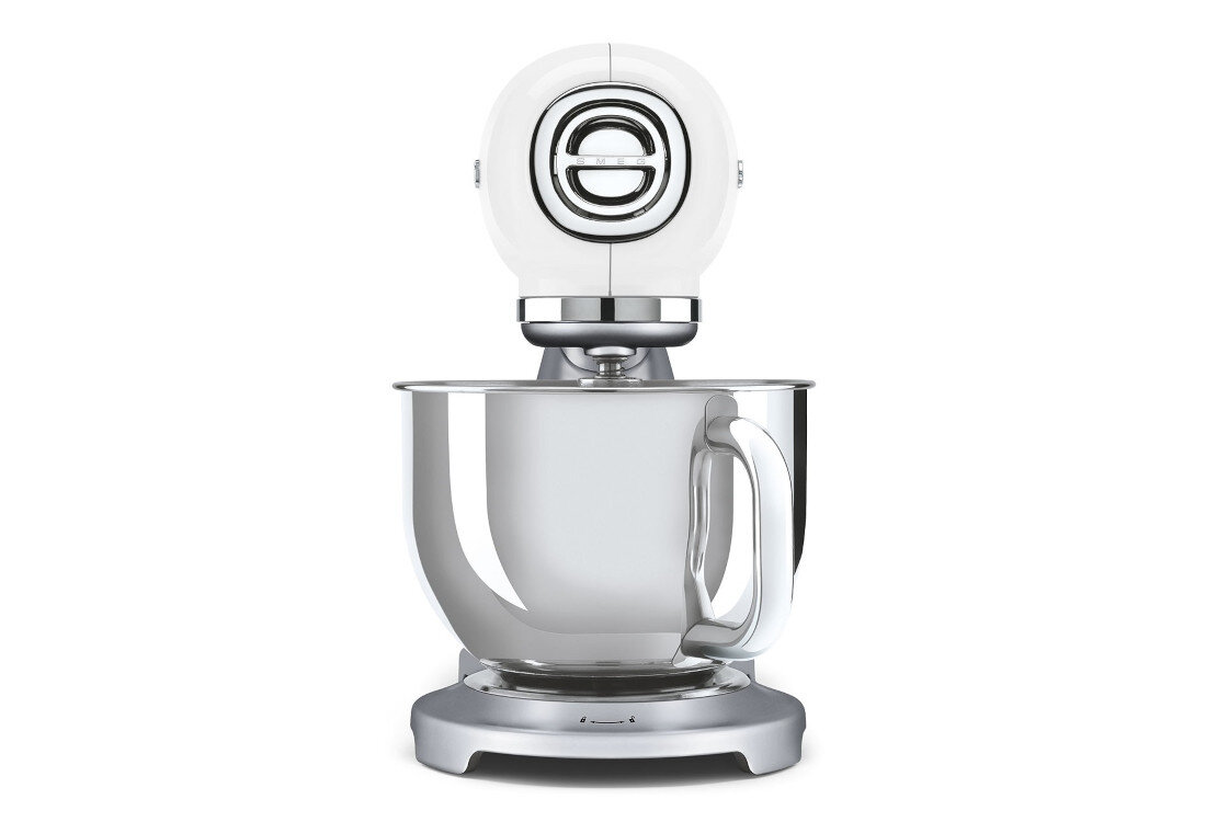 Na obrazie widoczny jest biało-stalowy robot kuchenny planetarny z dużą metalową misą. Urządzenie ma nowoczesny design i znajduje się na białym tle.
