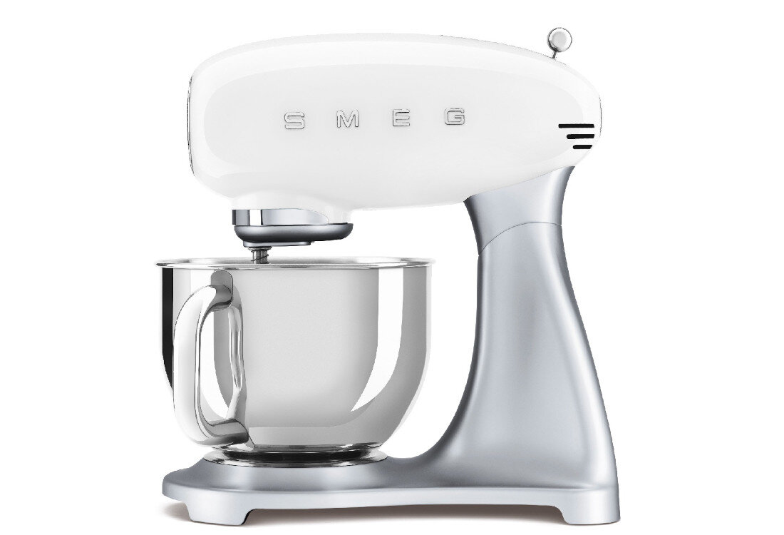 Robot kuchenny planetarny w kolorze biało-stalowym z logo \'SMEG\' na górze. Posiada metalową misę z uchwytem.