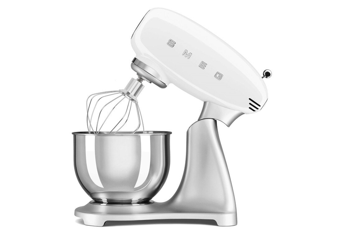 Robot kuchenny planetarny w kolorze biało-stalowym z logo SMEG na obudowie. Posiada metalową misę i przystawkę do mieszania.