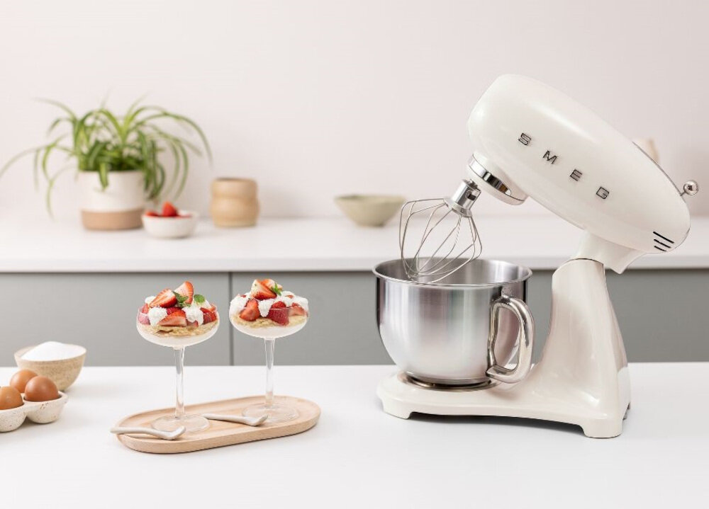 Robot kuchenny planetarny SMEG SMF05WHEU 1000W Biały Równomierne mieszanie planetarne uzyskujesz jednolitą konsystencję kontrola