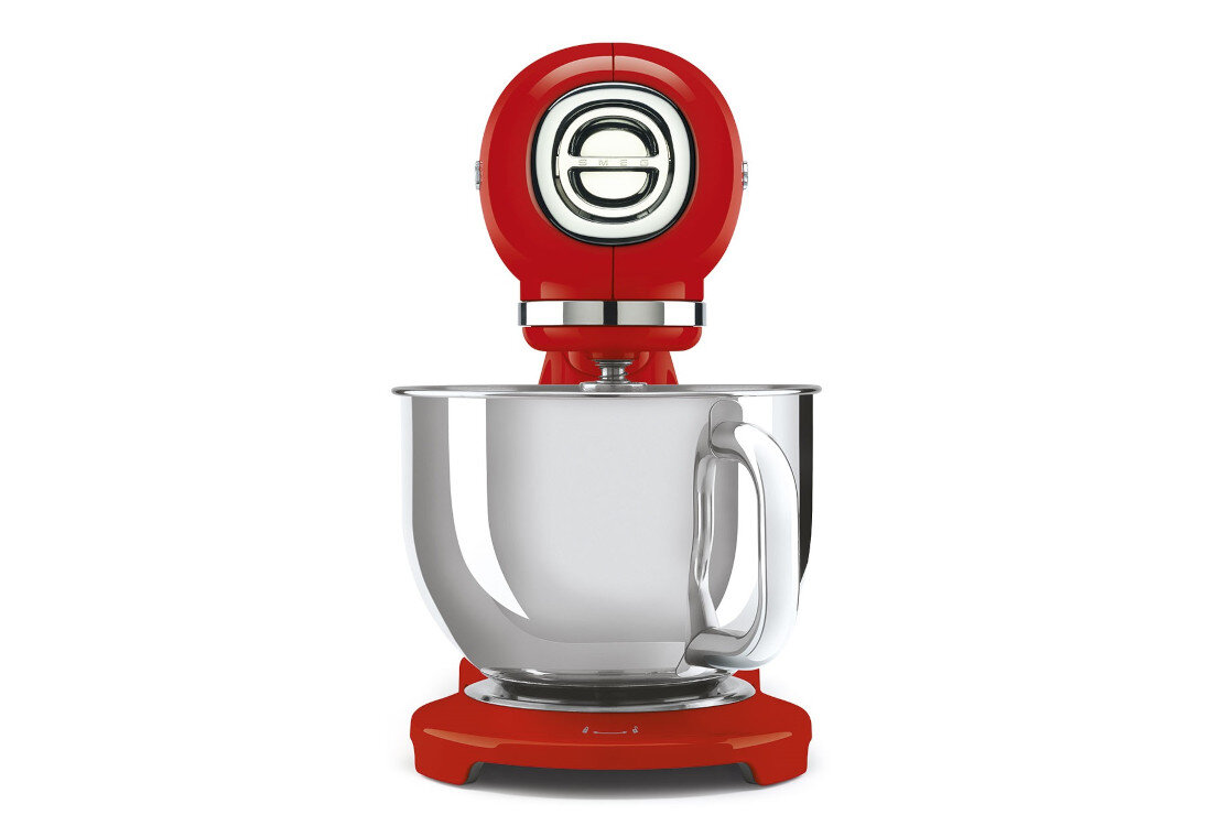 Czerwony robot kuchenny z metalową misą i uchwytem. Na górze widoczne jest logo producenta w kształcie litery \'S\'.