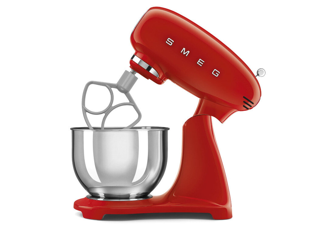 Czerwony robot kuchenny z metalową misą i mieszadłem. Na obudowie widoczne jest logo \'SMEG\'.