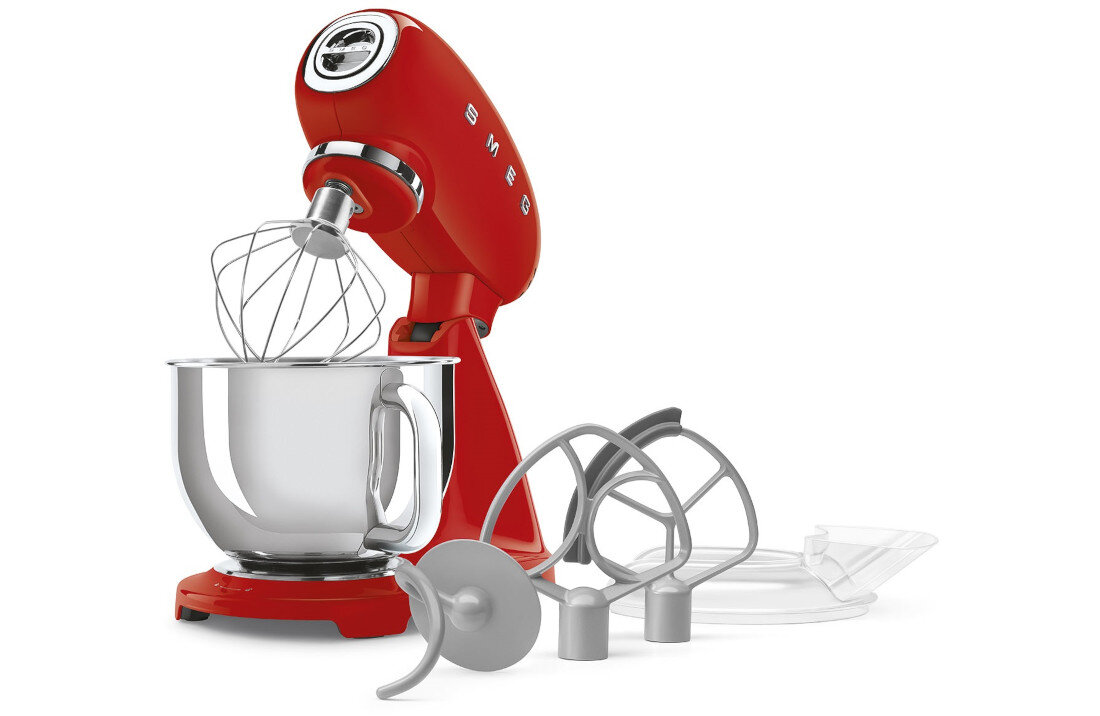 Czerwony robot kuchenny z metalową misą i trzema różnymi końcówkami do mieszania. Na obudowie widoczne jest logo \'SMEG\'.