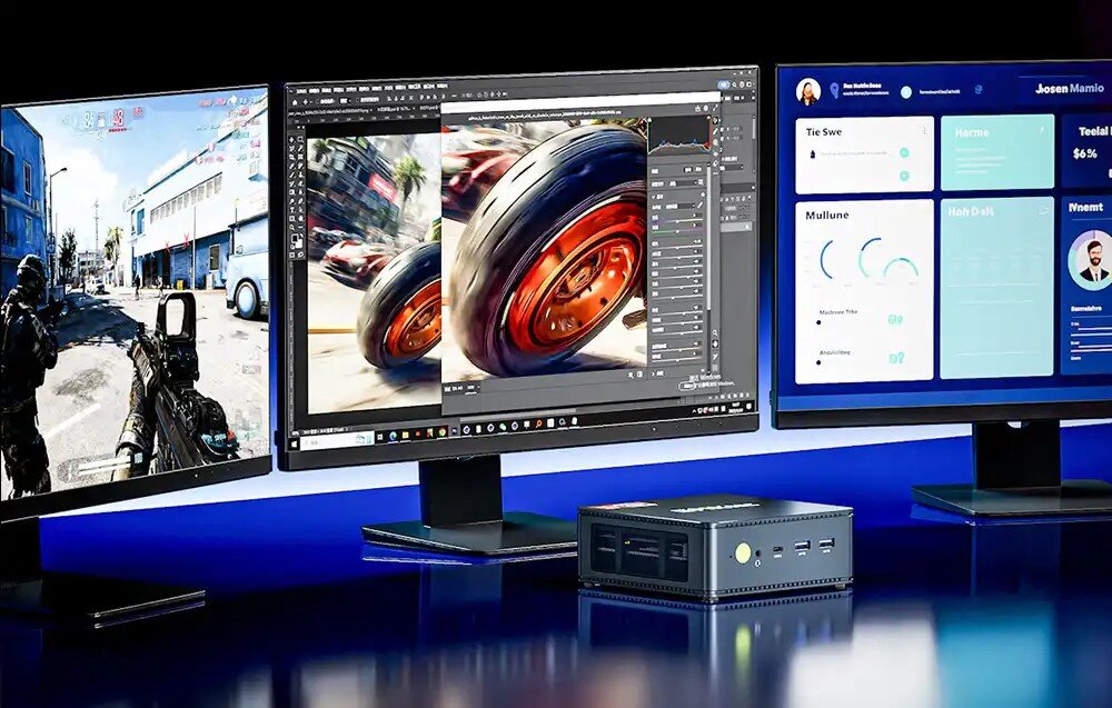 Komputer GMKTEC M5 Ultra Widok na trzy monitory wyświetlające różne aplikacje takie jak gra, edytor graficzny i panel z wykresami, przed którymi stoi małe, ciemne urządzenie