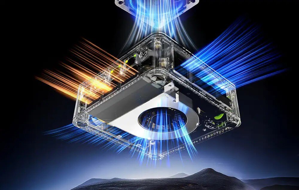 Komputer GMKTEC M5 Ultra Przezroczysta obudowa małego komputera ukazująca wewnętrzny wentylator oraz przepływ powietrza zaznaczony kolorowymi smugami nad górskim krajobrazem