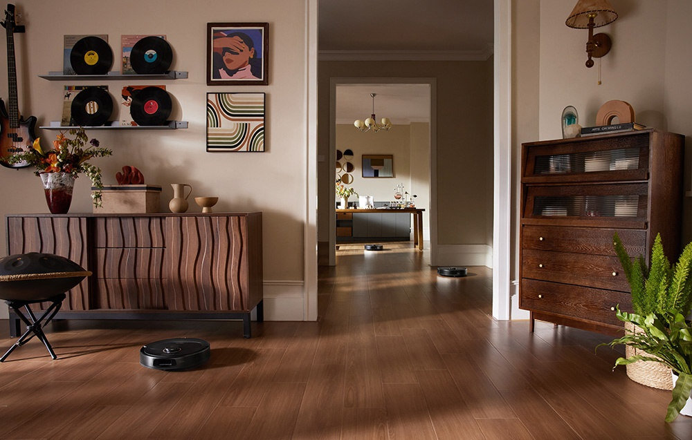 Robot sprzątający ROBOROCK Qrevo 5AE Czarny Mopowanie z dużą precyzją Obrotowe pady czyszczące prędkość  plamy i zabrudzenia  Wybór 30 poziomów przepływu wody System unoszenia mopów na wysokość 10 mm  ochrona ruchome ramię FlexiArm