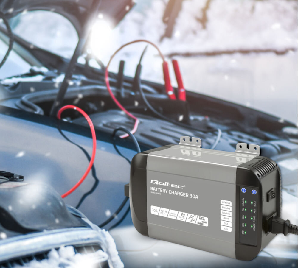 Inteligentna ładowarka QOLTEC Monolith 51955 do akumulatorów LIFEPO4 AGM GEL SLA 30A 12V, ładowanie, zasilanie, energia, moc, ładowarka podpięta pod akumulator samochodu