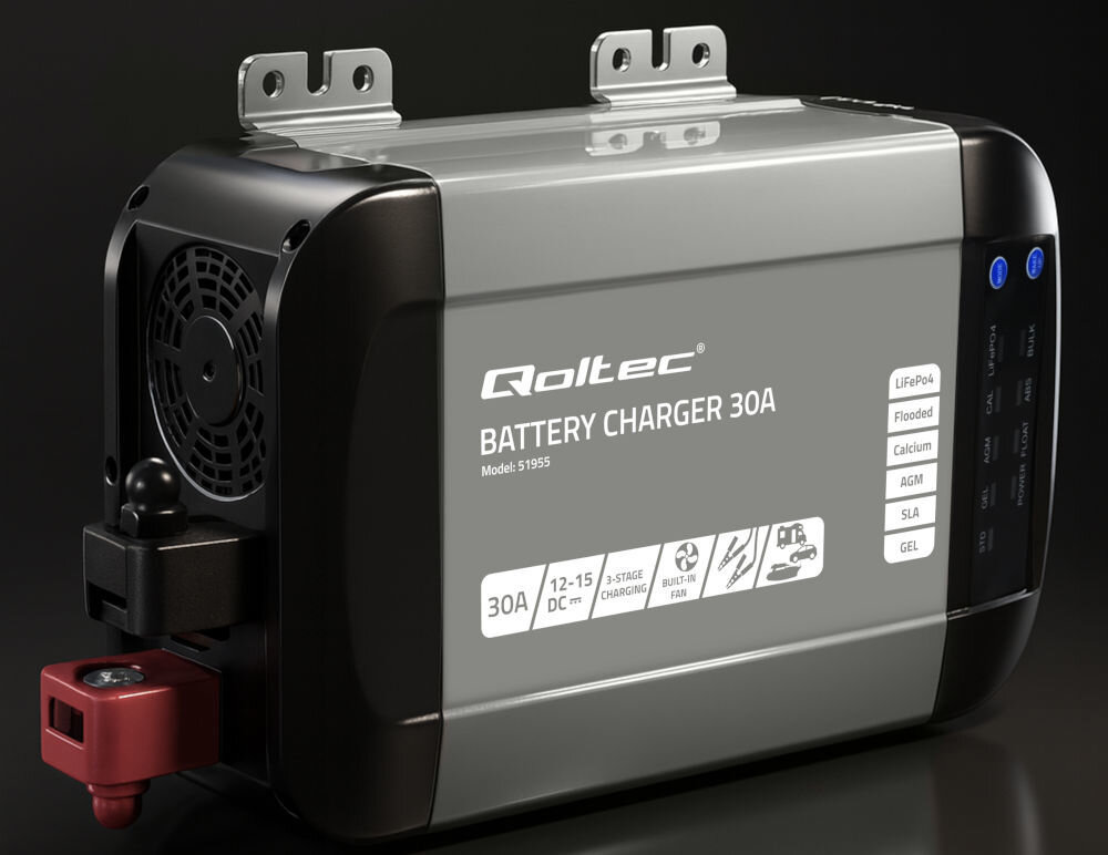 Inteligentna ładowarka QOLTEC Monolith 51955 do akumulatorów LIFEPO4 AGM GEL SLA 30A 12V, wsparcie, możliwośći, potrzeba, spokój, ładoawrka na czarnym tle pionowo frontem lewo skos