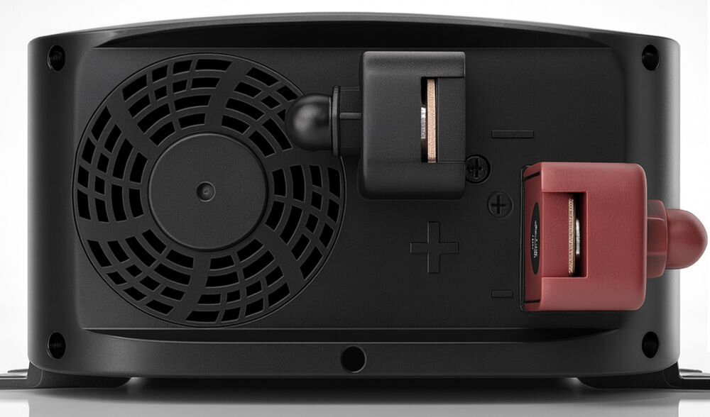 Inteligentna ładowarka QOLTEC Monolith 51955 do akumulatorów LIFEPO4 AGM GEL SLA 30A 12V, zabezpieczenie, ochrona, polaryzacja, przeładowanie, na szaro białym tle ładoawrka od strony klem frontem na wprost