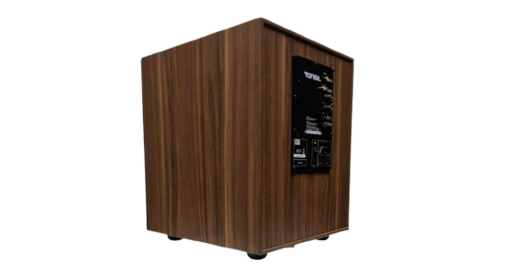 Subwoofer TONSIL AKTIV 250 A - Prosta obsługa na co dzień, subwoofer po skosie na białym tle