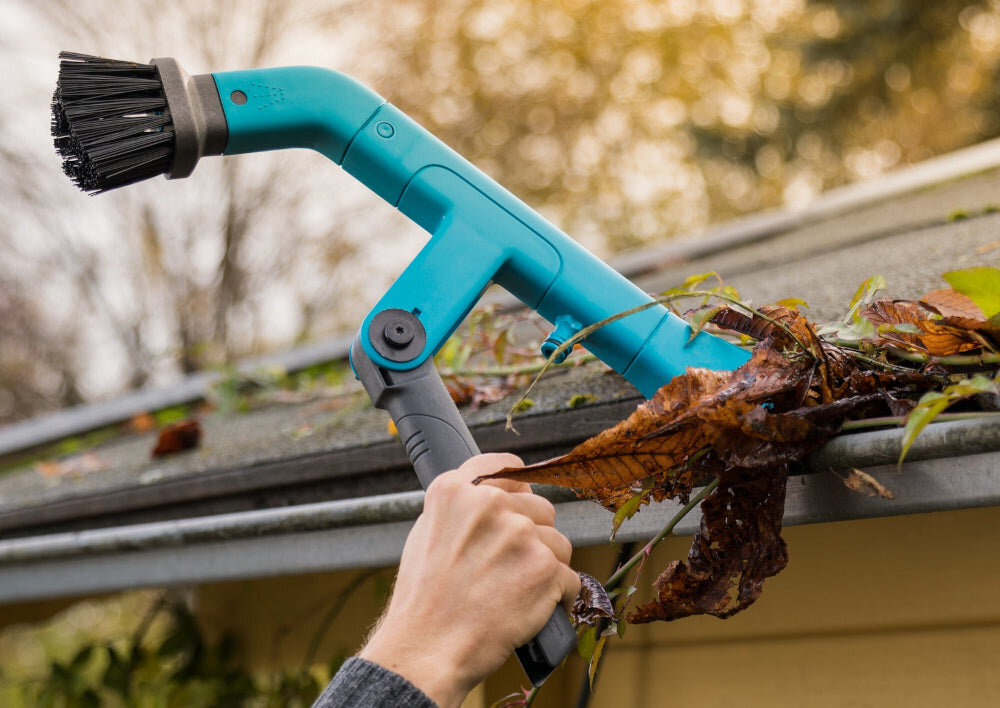 Przyrząd do czyszczenia rynien dachowych GARDENA Combisystem 3651-20 zbliżenie na narzędzie czyszczenie rynien wydajność komfort porządek