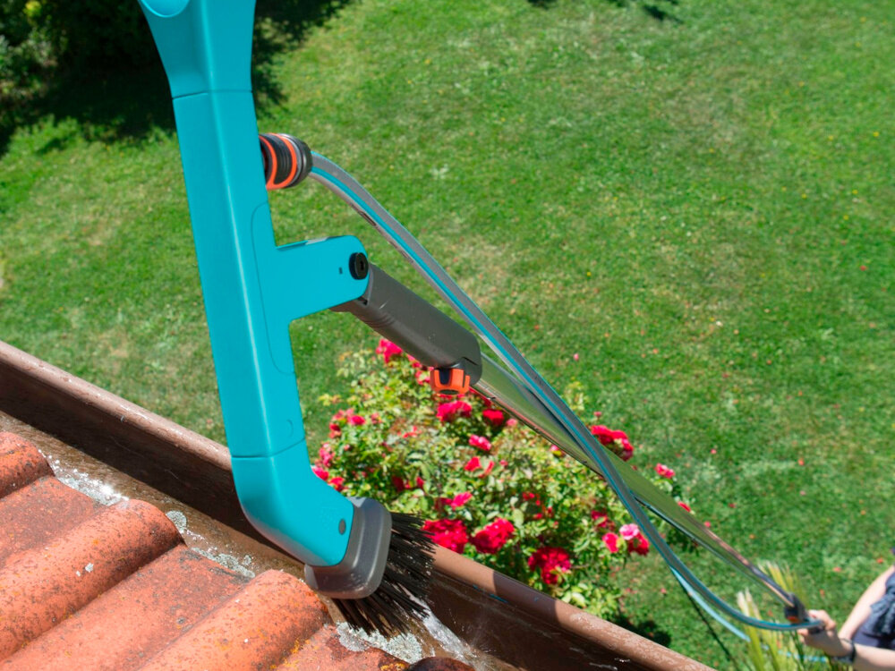 Przyrząd do czyszczenia rynien dachowych GARDENA Combisystem 3651-20 osoba czyści rynny stojąc na ziemi rodzina GARDENA Combisystem możliwość połączenia z dowolnym trzonkiem z serii o długiej od 130 do 150 cm lub więcej do wyboru trzonek drewniany aluminiowy lub teleskopowy