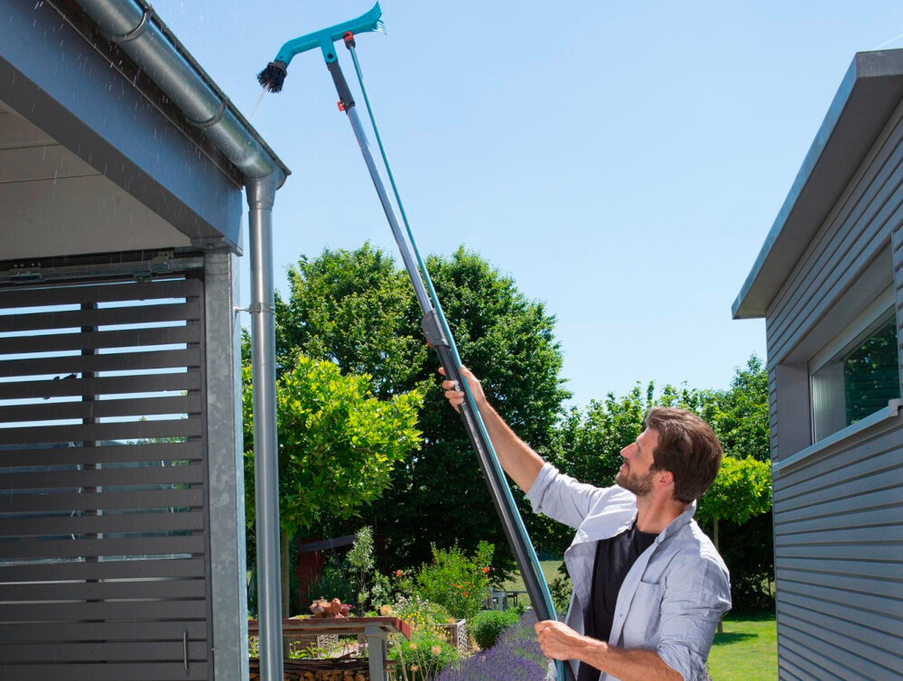 Przyrząd do czyszczenia rynien dachowych GARDENA Combisystem 3651-20 osoba myje rynny połączenie z systemem Original GARDENA System podłączenie pod wąż ogrodowy lub trzonek przepływowy ycie rynien brak złączy i szybkozłączy